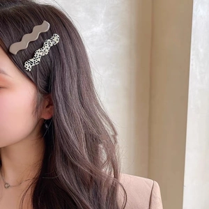 Gros plan de barrettes à cheveux ondulées élégantes en taupe et imprimé léopard