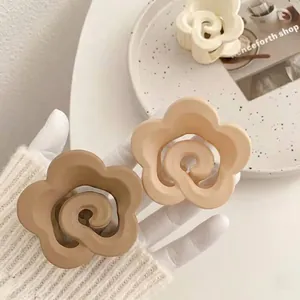 Eleganti fermagli per capelli a fiore opaco da donna in colori beige e cammello per acconciature