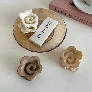 Molle per capelli a fiore opaco stile francese in bianco beige e marrone su tavolo