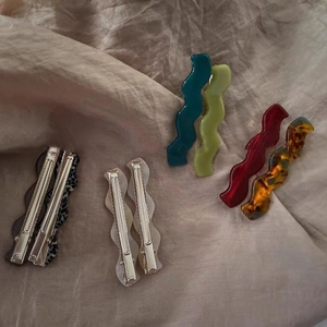 Lot de huit barrettes à cheveux ondulées en résine aux couleurs variées avec pinces en métal