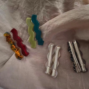 Barrettes à cheveux ondulées en acide acétique de couleurs variées sur satin