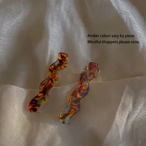 Barrettes à cheveux ondulées ambre écaille de tortue sur fond de soie beige doux
