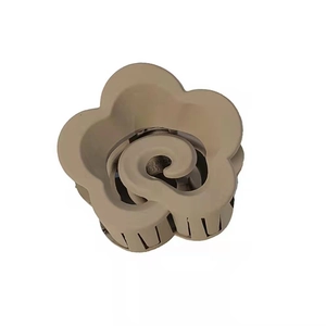 Elegante molletta per capelli a fiore beige con texture opaca per acconciature
