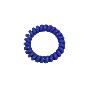 Élastique à cheveux spirale bleu avec fini mat sur un fond blanc impeccable