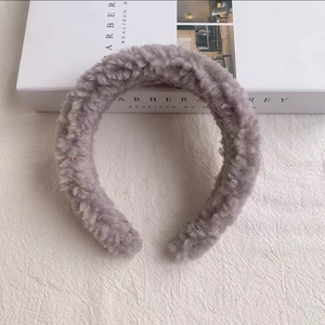 Schicker grauer Lammwolle-Haarreif mit flauschigem Design für Herbst und Winter