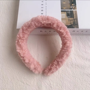 Rosa Lammwolle Stirnband für Damen mit flauschiger Textur für herbstliche Winterstile