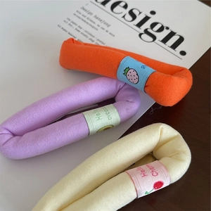 Trois grandes pinces à cheveux en éponge en orange, violet et jaune avec motifs de fruits