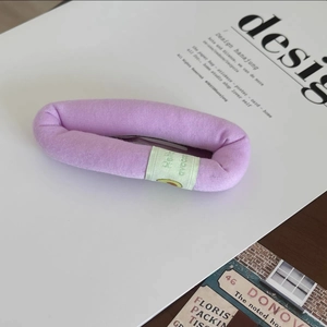 Vue détaillée de la pince à cheveux en tricot violet avec étiquette avocat douce