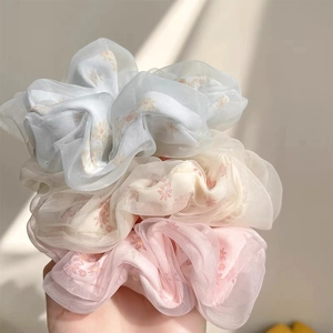 Lot de trois chouchous en organza à fleurs de marguerites en bleu, beige et rose