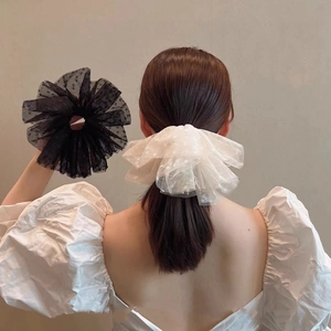 Détail de chouchous élégants en dentelle blanche et noire avec texture à pois fins