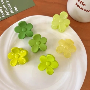 Détails de petites pinces à cheveux fleurs en finitions mate et verte brillante