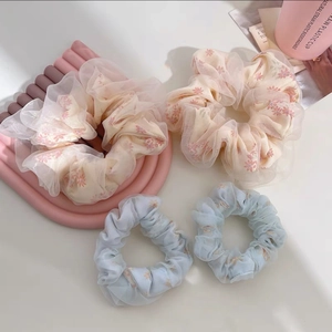 Lot de quatre chouchous en tulle à fleurs beige et bleu avec imprimé floral