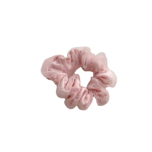 Chouchou géant en organza rose à fleurs avec texture en maille douce et bande élastique