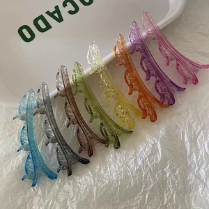 Lot de sept pinces à cheveux aux couleurs dégradées de gelée sur un plateau blanc chic