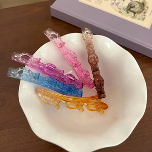 Lot de cinq pinces à cheveux aux couleurs gelées dégradées dans un bol décoratif blanc