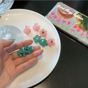 Mollette per capelli a fiori rosa e verdi con perle e strass su vassoio in ceramica