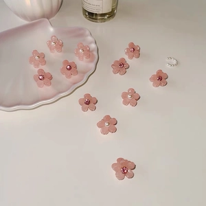 Dettaglio ravvicinato di fermagli per capelli a fiori rosa con perle e strass