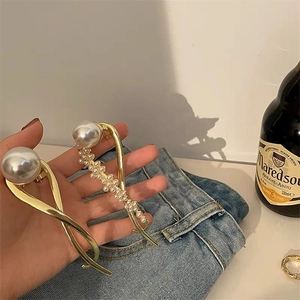 Elegante gouden haarklemmen set met parels en spiraalontwerp voor een verfijnde haarstijl