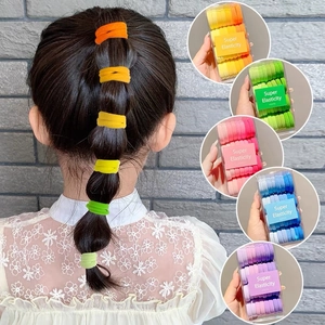 Détail macro d'élastiques à cheveux colorés à haute élasticité pour filles en lot