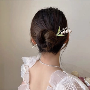 Épingle à cheveux élégante muguet avec fleurs blanches pour coiffures de chignons modernes