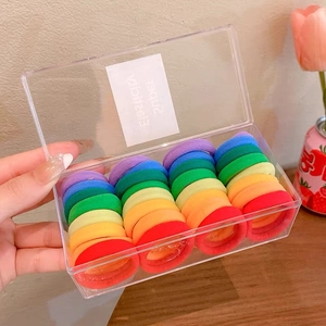 Lot de chouchous élastiques arc-en-ciel dans une boîte de rangement pour queue de cheval
