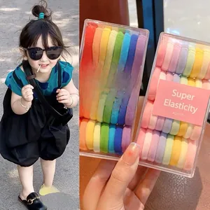 Gros plan d'élastiques à cheveux colorés à haute élasticité pour filles en boîte