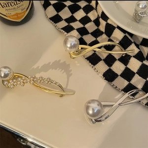 Detail van parel haarspelden set met goud- en zilverkleurige finish Koreaanse stijl