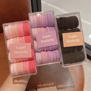 Détail d'élastiques à cheveux haute élasticité en packs colorés avec étiquettes OOTD
