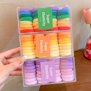 Détail de l'ensemble d'élastiques à cheveux colorés en emballage cadeau transparent