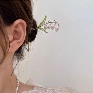 Pince à cheveux muguet élégante avec fleurs rose pâle et détails de feuilles vertes