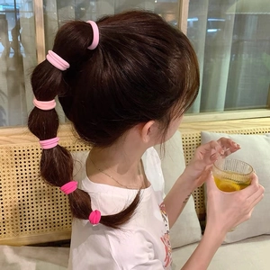 Élastiques à cheveux roses présentés en tresse bulle élégante pour femmes