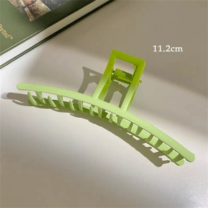 Detailed view of large green matte claw clip showing 11.2cm size and sturdy metal spring