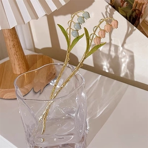Épingle à cheveux élégante muguet avec pétales dégradés et finition dorée