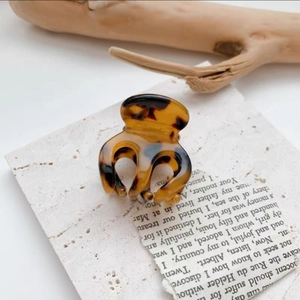 Detail of a tortoiseshell claw clip with curved teeth for high ponytail styling