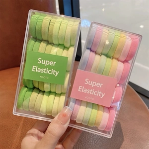 Détail d'élastiques à cheveux colorés dégradés en boîte avec une grande élasticité