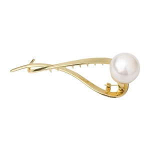 Elegante gouden haarklem met grote witte parel en een minimalistisch gedraaid ontwerp