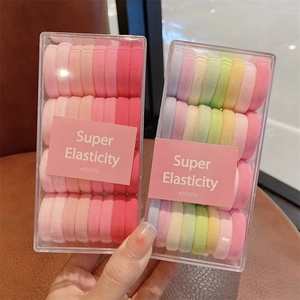 Vue macro d'élastiques à cheveux colorés en dégradé rose et couleurs macaron
