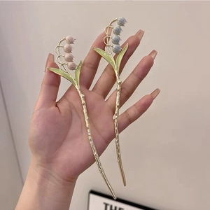 Vue détaillée des épingles à cheveux muguet avec émail dégradé rose et bleu élégant