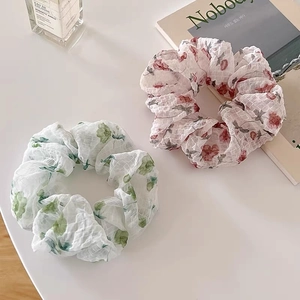 Lot de deux chouchous à fleurs en tissu quadrillé pour coiffures estivales de femmes