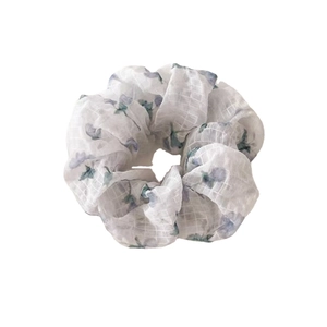 Chouchou en mousseline à motif floral bleu pour femme avec tissu à texture gaufrée
