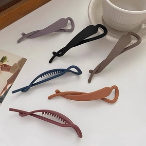 Pince Banane Mat Minimaliste Pour Femmes Mode Torsadée Verticale Pince À Queue De Cheval Accessoires Cheveux Résine