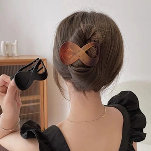 Elegant figure 8 hair claw clips in amber and matte black finish for thick hair