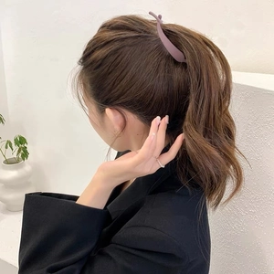Pince à cheveux banane mate minimaliste de couleur pourpre portée sur une queue de cheval