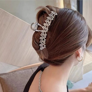 Grande molletta per capelli argento con design a caratteri cinesi su una modella