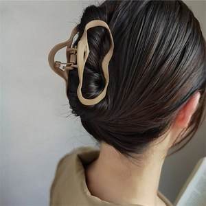 Pince à cheveux mate beige élégante, accessoire large et chic pour fixer un chignon haut