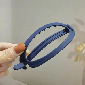 Détail de la pince à cheveux bleu foncé mat avec dents antidérapantes pour la coiffure