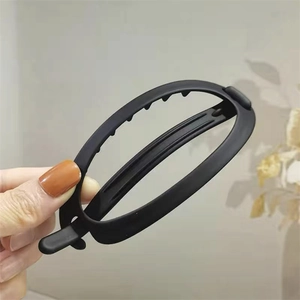 Vue détaillée de la pince à cheveux géométrique noir mat avec dents antidérapantes de style