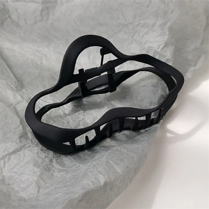 Grande pince à cheveux mate noire avec un design géométrique irrégulier et ondulé