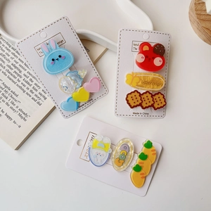 Detailansicht von drei süßen Acryl-Haarspangen-Sets mit Bären- und Hasen-Motiven