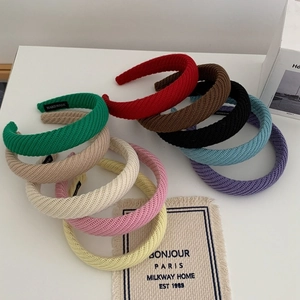 Vue détaillée de neuf bandeaux en tricot aux couleurs acidulées avec étiquette à la main